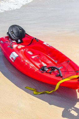 Playa del Carmen Meksika 30 numara. Ekim 2021 Playa 88 ve Playa del Carmen Meksika 'da Punta Esmeralda' dan tropikal Meksika plaj manzaralı kırmızı kanolar.
