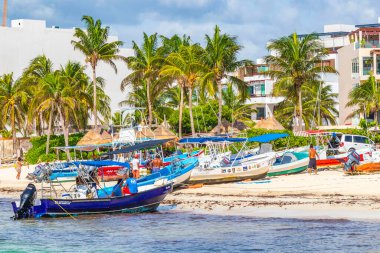 Playa del Carmen 18 yaşında. Ağustos 2021 Playa del Carmen Meksika 'da plaj partilerinde teknelerle dolu tropikal Meksika sahili manzarası.