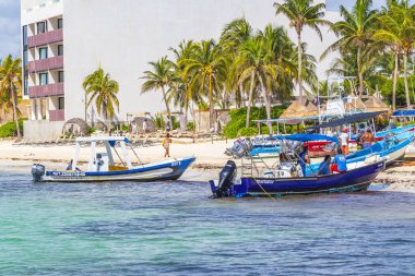Playa del Carmen 18 yaşında. Ağustos 2021 Playa del Carmen Meksika 'da plaj partilerinde teknelerle dolu tropikal Meksika sahili manzarası.