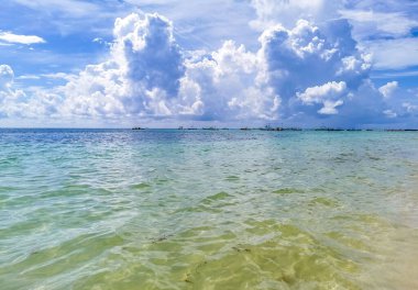 Playa del Carmen Meksika 'da berrak mavi turkuaz mavi su ve dalgalarla tropik Meksika sahili manzarası.