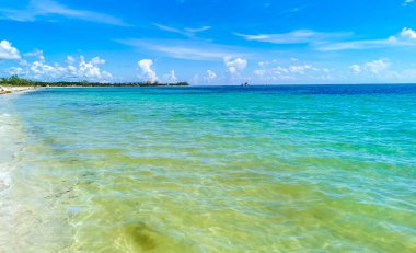 Playa del Carmen Meksika 'da berrak mavi turkuaz mavi su ve dalgalarla tropik Meksika sahili manzarası.