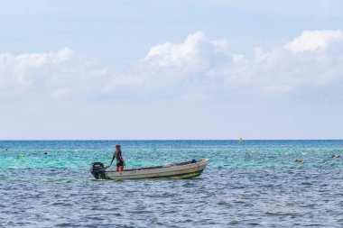 Playa del Carmen Meksika 18 numara. Ağustos 2021 'de Playa 88 ve Playa del Carmen Mexico' daki Punta Esmeralda 'nın tropikal Meksika plaj manzaralı feribot iskelesi ve limanı..