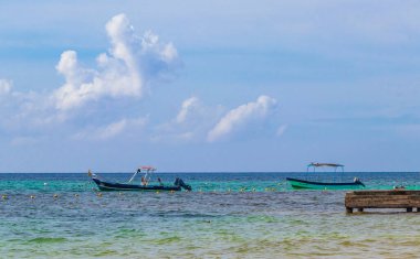 Playa del Carmen Meksika 18 numara. Ağustos 2021 'de Playa 88 ve Playa del Carmen Mexico' daki Punta Esmeralda 'nın tropikal Meksika plaj manzaralı feribot iskelesi ve limanı..