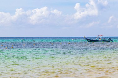 Playa del Carmen Meksika 18 numara. Ağustos 2021 'de Playa 88 ve Playa del Carmen Mexico' daki Punta Esmeralda 'nın tropikal Meksika plaj manzaralı feribot iskelesi ve limanı..