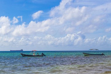Playa 88 ve Playa del Carmen Mexico 'daki Punta Esmeralda' nın tropikal Meksika plaj manzaralı yat konteynır gemisi iskelesi ve limanı..