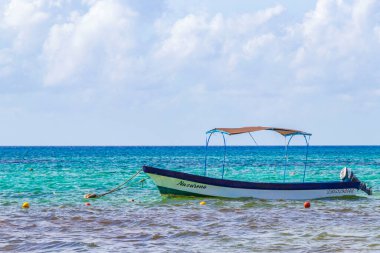 Playa del Carmen Meksika 18 numara. Ağustos 2021 'de Playa 88 ve Playa del Carmen Mexico' daki Punta Esmeralda 'nın tropikal Meksika plaj manzaralı feribot iskelesi ve limanı..