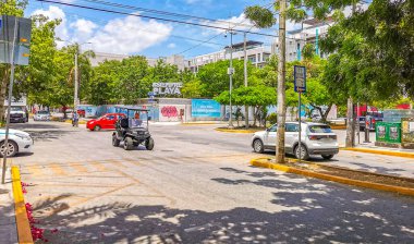 Playa del Carmen Meksika 18 numara. Temmuz 2022 Tipik cadde yolu ve arabalı şehir merkezi trafik restoranları Quintana Roo Mexico 'daki Playa del Carmen' in insan ve binalarını depoluyor..