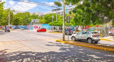 Playa del Carmen Meksika 18 numara. Temmuz 2022 Tipik cadde yolu ve arabalı şehir merkezi trafik restoranları Quintana Roo Mexico 'daki Playa del Carmen' in insan ve binalarını depoluyor..