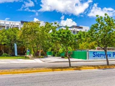 Playa del Carmen Meksika 18 numara. Temmuz 2022 Tipik cadde yolu ve arabalı şehir merkezi trafik restoranları Quintana Roo Mexico 'daki Playa del Carmen' in insan ve binalarını depoluyor..