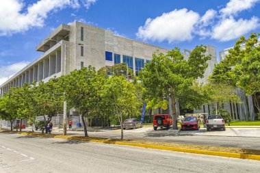 Playa del Carmen Meksika 18 numara. Temmuz 2022 Tipik cadde yolu ve arabalı şehir merkezi trafik restoranları Quintana Roo Mexico 'daki Playa del Carmen' in insan ve binalarını depoluyor..