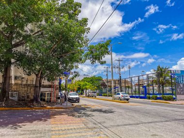 Playa del Carmen Meksika 18 numara. Temmuz 2022 Tipik cadde yolu ve arabalı şehir merkezi trafik restoranları Quintana Roo Mexico 'daki Playa del Carmen' in insan ve binalarını depoluyor..