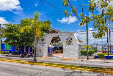 Playa del Carmen Meksika 18 numara. Temmuz 2022 Tipik cadde yolu ve arabalı şehir merkezi trafik restoranları Quintana Roo Mexico 'daki Playa del Carmen' in insan ve binalarını depoluyor..