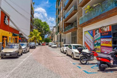 Playa del Carmen Meksika 18 numara. Temmuz 2022 Tipik cadde yolu ve arabalı şehir merkezi trafik restoranları Quintana Roo Mexico 'daki Playa del Carmen' in insan ve binalarını depoluyor..