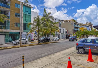 Playa del Carmen Meksika 18 numara. Temmuz 2022 Tipik cadde yolu ve arabalı şehir merkezi trafik restoranları Quintana Roo Mexico 'daki Playa del Carmen' in insan ve binalarını depoluyor..