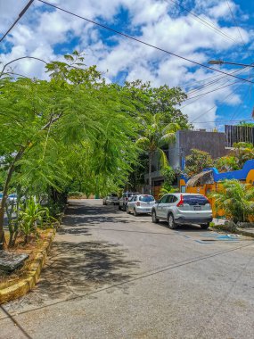 Playa del Carmen Meksika 18 numara. Temmuz 2022 Tipik cadde yolu ve arabalı şehir merkezi trafik restoranları Quintana Roo Mexico 'daki Playa del Carmen' in insan ve binalarını depoluyor..