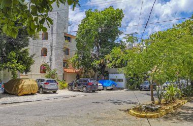 Playa del Carmen Meksika 18 numara. Temmuz 2022 Tipik cadde yolu ve arabalı şehir merkezi trafik restoranları Quintana Roo Mexico 'daki Playa del Carmen' in insan ve binalarını depoluyor..