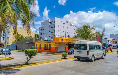 Playa del Carmen Meksika 18 numara. Temmuz 2022 Tipik cadde yolu ve arabalı şehir merkezi trafik restoranları Quintana Roo Mexico 'daki Playa del Carmen' in insan ve binalarını depoluyor..