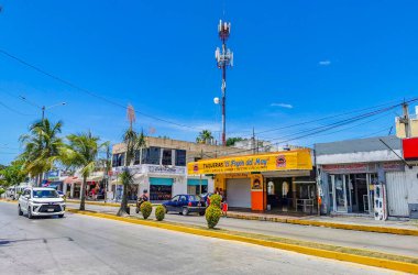 Playa del Carmen Meksika 18 numara. Temmuz 2022 Tipik cadde yolu ve arabalı şehir merkezi trafik restoranları Quintana Roo Mexico 'daki Playa del Carmen' in insan ve binalarını depoluyor..