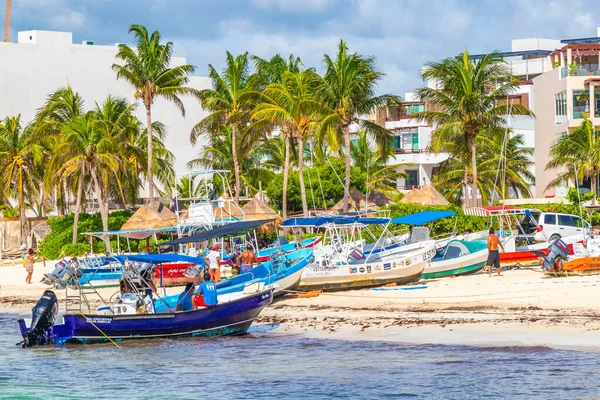 プラヤ カルメン18 2021年8月プラヤデルカーメンで休暇中のビーチパーティーで人々のボートでいっぱいの熱帯メキシコのビーチ風景パノラマメキシコ — ストック写真
