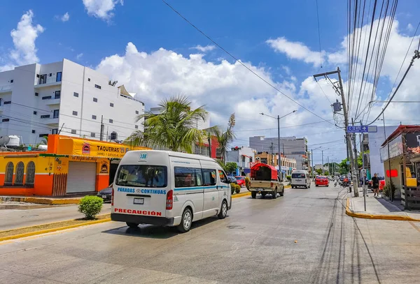 Playa Del Carmen Mexico2022年7月金塔纳罗奥州普莱雅 德尔卡门街的典型街道和城市景观及汽车餐厅商店 — 图库照片