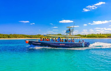 Contoy Adası Meksika 24. Şubat 2022 Turkuaz mavi palmiye ağaçları, doğal tropik plaj ve Quintana Roo Mexico 'daki Contoy adasında tekne iskelesi manzarası inanılmaz..