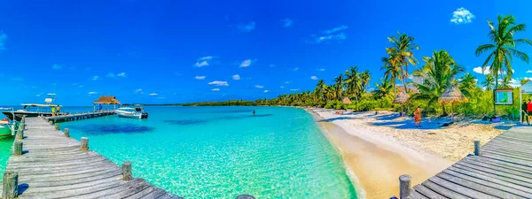 康玩岛墨西哥24 2022年2月奇景全景尽收眼底 在墨西哥金塔纳罗奥岛的康托伊岛上 绿松石蓝水棕榈树 天然热带海滩和游艇静谧如初 — 图库照片