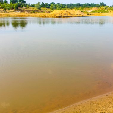 Hemmoor Hechthausen Cuxhaven Aşağı Saksonya Almanya 'sında kum ve kumlu tepe ormanı ve doğa ile güzel nehir su plajı.
