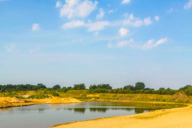 Hemmoor Hechthausen Cuxhaven Aşağı Saksonya Almanya 'sında kum ve kumlu tepe ormanı ve doğa ile güzel nehir su plajı.