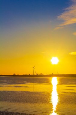 Kuzey Denizi kıyısında Bremerhaven 'dan Nordenham' a kadar uzanan güzel, renkli altın gün batımı..