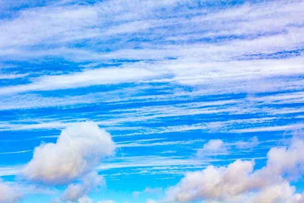 Błękitne Niebo Chemicznymi Chmurami Chemiczne Niebo Chemtrails Słoneczny Dzień Leherheide — Zdjęcie stockowe
