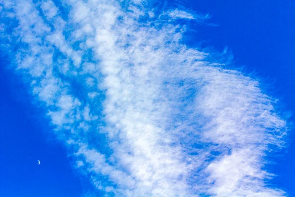 Blauer Himmel Mit Chemiewolken Chemikalienhimmel Und Chemtrails Sonnigen Tag Leherheide — Stockfoto