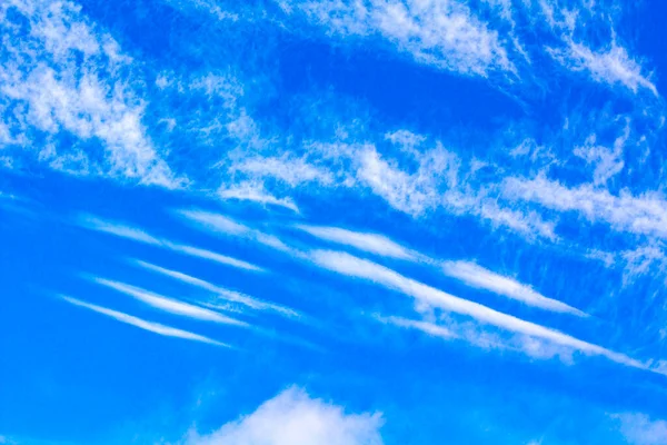 Blauer Himmel Mit Chemiewolken Chemikalienhimmel Und Chemtrails Sonnigen Tag Leherheide — Stockfoto