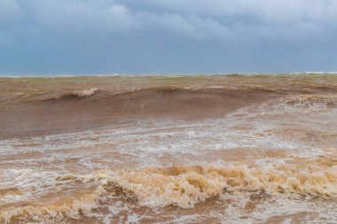 Playa del Carmen Quintana Roo Meksika 'da 2021 Kasırgası plajda son derece yüksek tsunami dalgaları ile şiddetli rüzgar ve fırtına.