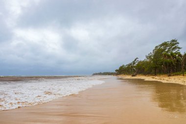 Playa del Carmen Quintana Roo Meksika 'da 2021 Kasırgası plajda son derece yüksek tsunami dalgaları ile şiddetli rüzgar ve fırtına.