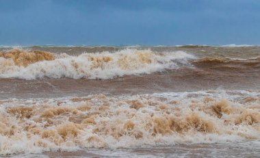 Playa del Carmen Quintana Roo Meksika 'da 2021 Kasırgası plajda son derece yüksek tsunami dalgaları ile şiddetli rüzgar ve fırtına.