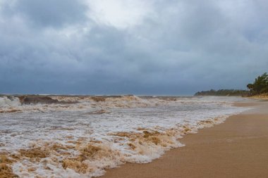Playa del Carmen Quintana Roo Meksika 'da 2021 Kasırgası plajda son derece yüksek tsunami dalgaları ile şiddetli rüzgar ve fırtına.