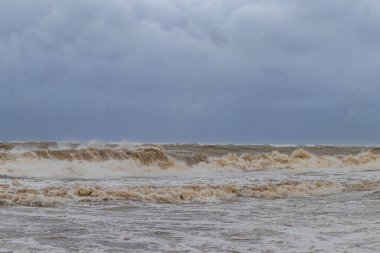 Playa del Carmen Quintana Roo Meksika 'da 2021 Kasırgası plajda son derece yüksek tsunami dalgaları ile şiddetli rüzgar ve fırtına.