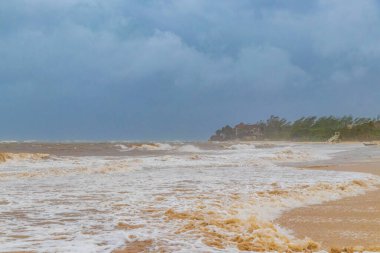 Playa del Carmen Quintana Roo Meksika 'da 2021 Kasırgası plajda son derece yüksek tsunami dalgaları ile şiddetli rüzgar ve fırtına.