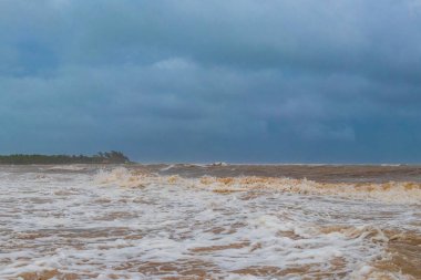 Playa del Carmen Quintana Roo Meksika 'da 2021 Kasırgası plajda son derece yüksek tsunami dalgaları ile şiddetli rüzgar ve fırtına.
