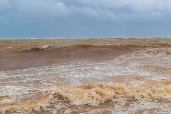 Playa del Carmen Quintana Roo Meksika 'da 2021 Kasırgası plajda son derece yüksek tsunami dalgaları ile şiddetli rüzgar ve fırtına.