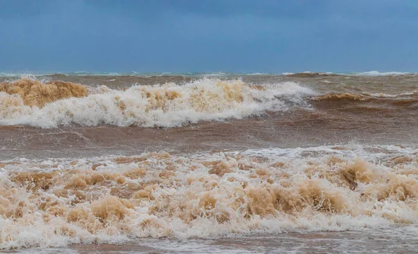 Playa del Carmen Quintana Roo Meksika 'da 2021 Kasırgası plajda son derece yüksek tsunami dalgaları ile şiddetli rüzgar ve fırtına.
