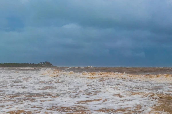 Playa del Carmen Quintana Roo Meksika 'da 2021 Kasırgası plajda son derece yüksek tsunami dalgaları ile şiddetli rüzgar ve fırtına.