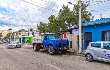 Playa del Carmen Meksika 23 numara. Ekim 2021 Tipik cadde yolu ve arabalı şehir merkezi trafik restoranları Quintana Roo Mexico 'da Playa del Carmen' in insan ve binalarını depoluyor..
