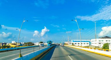 Playa del Carmen Meksika 28 numara. Nisan 2022 Tipik cadde yolu ve araba manzarası trafik restoranları Quintana Roo Mexico 'da Playa del Carmen' in insan ve binalarını depoluyor..