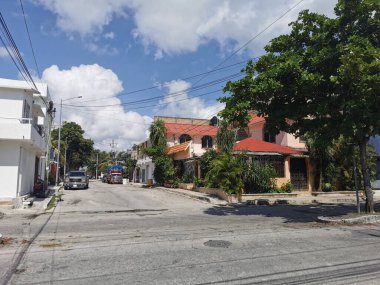 Playa del Carmen Meksika 09. Ekim 2021 Tipik cadde yolu ve arabalı şehir merkezi trafik restoranları Quintana Roo Mexico 'da Playa del Carmen' in insan ve binalarını depoluyor..