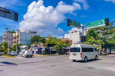 Playa del Carmen Meksika 09. Ekim 2021 Tipik cadde yolu ve arabalı şehir merkezi trafik restoranları Quintana Roo Mexico 'da Playa del Carmen' in insan ve binalarını depoluyor..
