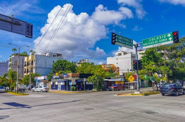 Playa del Carmen Meksika 09. Ekim 2021 Tipik cadde yolu ve arabalı şehir merkezi trafik restoranları Quintana Roo Mexico 'da Playa del Carmen' in insan ve binalarını depoluyor..