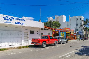 Playa del Carmen Meksika 09. Ekim 2021 Tipik cadde yolu ve arabalı şehir merkezi trafik restoranları Quintana Roo Mexico 'da Playa del Carmen' in insan ve binalarını depoluyor..