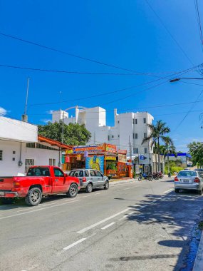 Playa del Carmen Meksika 09. Ekim 2021 Tipik cadde yolu ve arabalı şehir merkezi trafik restoranları Quintana Roo Mexico 'da Playa del Carmen' in insan ve binalarını depoluyor..
