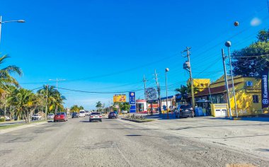 Playa del Carmen Meksika 13. Ocak 2022 Tipik cadde yolu ve arabalı şehir merkezi trafik restoranları Quintana Roo Mexico 'daki Playa del Carmen' in insan ve binalarını depoluyor..